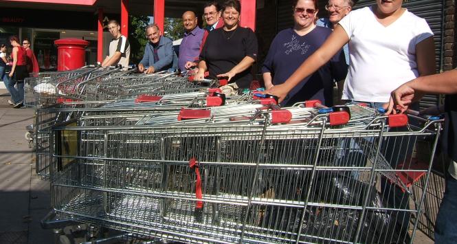Tłum kupujących przed supermarketem - wielkie sklepy się cieszą, dla nich wzrost cen to zawsze okazja do reklamowania obniżek.