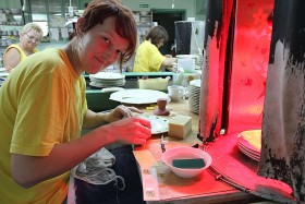 Nakładanie kalki na porcelanę - wydział Drukarnia.