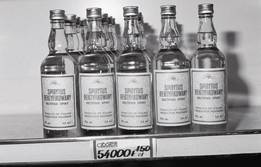 W 1990 r. w Polsce pół litra spirytusu kosztowało 54 tys. zł. Kolejne 150 zł trzeba było przeznaczyć na kaucję za butelkę.