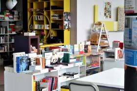 Zła Buka, Katowice, Rondo im. gen. Jerzego Ziętka 11. Dlaczego warto prowadzić księgarnię kameralną?Żeby się wyróżnić z motłochu bylejakości, księgarni z Disneyem dla dzieci i Harlekinem dla dorosłych. Niezależne księgarnie mają przeważnie w ofercie wydawnictwa niszowe, takie, których nie znajdziemy w popularnych sieciówkach. A ponadto pracują w nich księgarze, a nie sprzedawcy, osoby, które doradzą, jaką książkę wybrać dla siebie czy na prezent. Jest w nich też taka dobra atmosfera, która przyciąga. Do Złej Buki zaglądają osoby czekające na tramwaj, bo znajdujemy się na przystanku tramwajowym. Dodajmy, że jesteśmy jedną z siedmiu księgarń muzealnych (ART BOOKSTORE).2. Skąd pomysł na taką, a nie inną nazwę księgarni?Nazwa też przyciąga klientów! Jest oryginalna, więc niejako zapowiada to, co znajdziemy, gdy przekroczymy próg księgarni. A znajdziemy wydawnictwa inne i niszowe, no i… bez wątpienia książki o Muminkach :) Ponadto buka kojarzy się z angielskim słowem „book”, a „zła” jest takim mrugnięciem okiem do Czytelnika, bo przecież nie ma złych książek. — Katarzyna Głowacka.