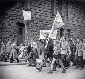 Protest robotników z hasłem „Żądamy chleba”.