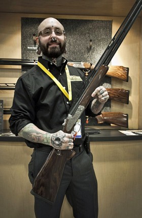 Jose Coburn pracuje dla dystrybutora sprzętu strzeleckiego. Tatuuje się od 15 roku życia. Niedawno, gdy urodziło mu się dziecko, na palcach lewej dłoni dopisał HOPE. Kolejne tatuaże musi robić rozważnie. Zostało mu tylko 25 proc. ciała do zapisania.