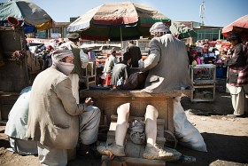 Protezy sprzedawcy, zdejmowane na czas pracy na bazarze. Kabul, 2009