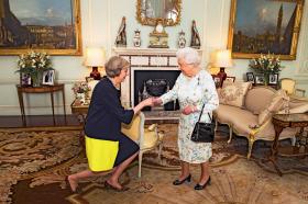 Obowiązkowy punkt na drodze do objęcia stanowiska premiera Wielkiej Brytanii, czyli spotkanie z królową Elżbietą II. Potem premier spotyka się z królową w każdym tygodniu urzędowania.