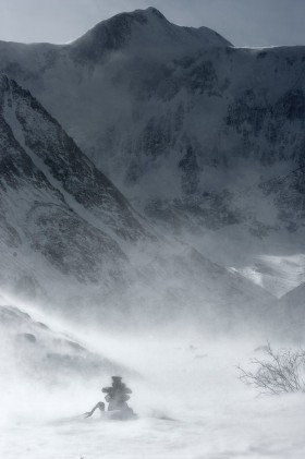 Kamienny kopczyk w pobliżu stacji meteo w czasie wichury, która zwiastuje długotrwałą zmianę pogody.