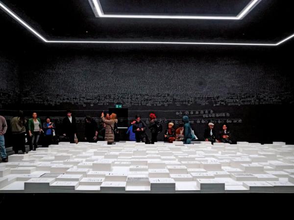 Pawilon australijski uhonorowany Złotym Lwem: niezwykła instalacja „Kith and Kin” (Bliscy i krewni) Archiego Moore’a, artysty o aborygeńskich korzeniach