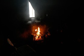 Zdesperowani mogą mieć kominek bez komina, czyli ognisko w pokoju.