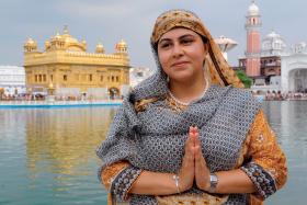 Baronessa Sajeda Warsi broni obecności religii w życiu publicznym, ale przestrzega przed ekstremistami.