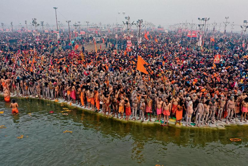 Do Gangesu trafiają nieoczyszczone ścieki komunalne z setek miast i miasteczek leżących nad jego brzegami.