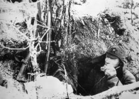 Czerwonoarmista w okopie podczas sowiecko-fińskiej wojny zimowej, 1939/1940 r.