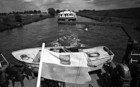 Barki z węglem dzielą kanał Odra-Hawela z niemieckimi statkami wycieczkowymi.