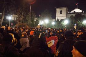 Kordon policyjny otaczający dużą grupę demonstrujących przed Sejmem