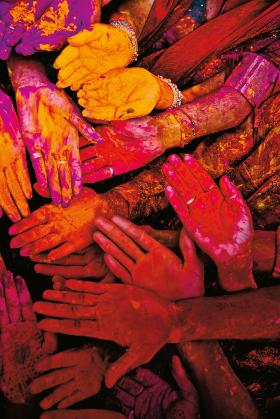 Nad Gangesem żyje się szybko, ale krótko. Oczekiwana długość życia spadła już do 67,2 lat wobec globalnej średniej 71,4. Co zabija Indusów? Najczęściej choroby układu krążenia i układu oddechowego oraz nowotwory. Coraz bardziej śmiercionośne jest też środowisko.