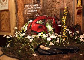 W zeszłym roku, w kościele w Dąbrowie Górniczej, księża pokazali wrak samochodu, a ciało Chrystusa włożyli do foliowego  worka. To był symboliczny apel do kierowców o bezpieczną jazdę.