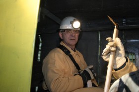 Premier Belka w górniczym wagoniku.