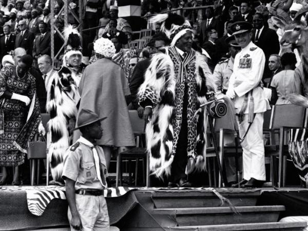 Ogłoszenie niepodległości Kenii po 68 latach brytyjskich rządów, pierwszy premier suwerennego państwa Jomo Kenyatta w skórach kolobusów, Nairobi, 13 grudnia 1963 r.
