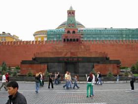 Putin nie pozwolił ruszyć Lenina z mauzoleum na placu Czerwonym, nawet mimo nacisków Cerkwi, by zmarłego pogrzebać wreszcie po rosyjsku.