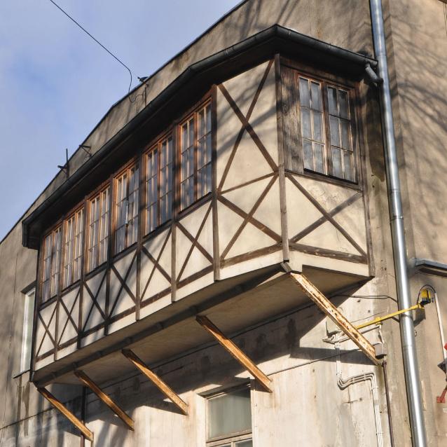 Kuczka mieszcząca się w Łodzi przy ulicy Wigury 16 ­architektonicznie nawiązuje do konstrukcji muru pruskiego.