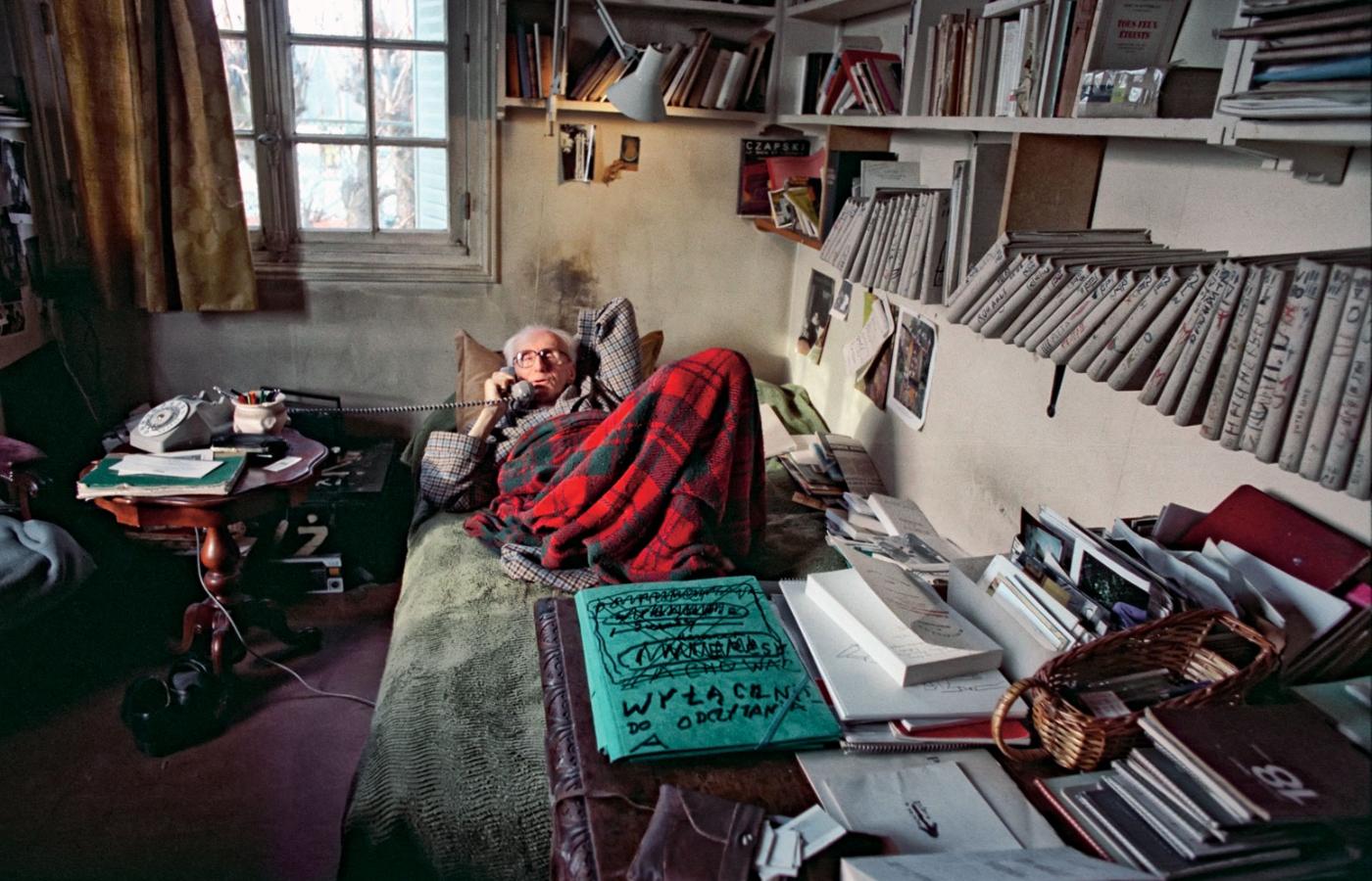 Józef Czapski w swoim pokoju w Maisons-Laffitte, 1988 r.