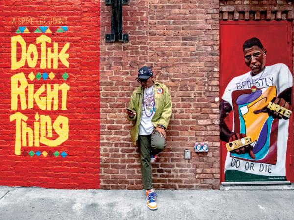 Spike Lee na tle muralu nawiązującego do jednego z jego wcześniejszych filmów „Do the right things” („Rób, co należy”).