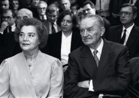 Były premier PRL Piotr Jaroszewicz z żoną Alicją na promocji książki Edwarda Gierka, Warszawa, 1992 r.
