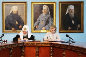 Patriarcha Cyryl i rosyjska minister kultury Olga Lubimowa po decyzji Władimira Putina podpisują umowę o oddaniu Cerkwi ikony Andrieja Rublowa, lipiec 2023 r.