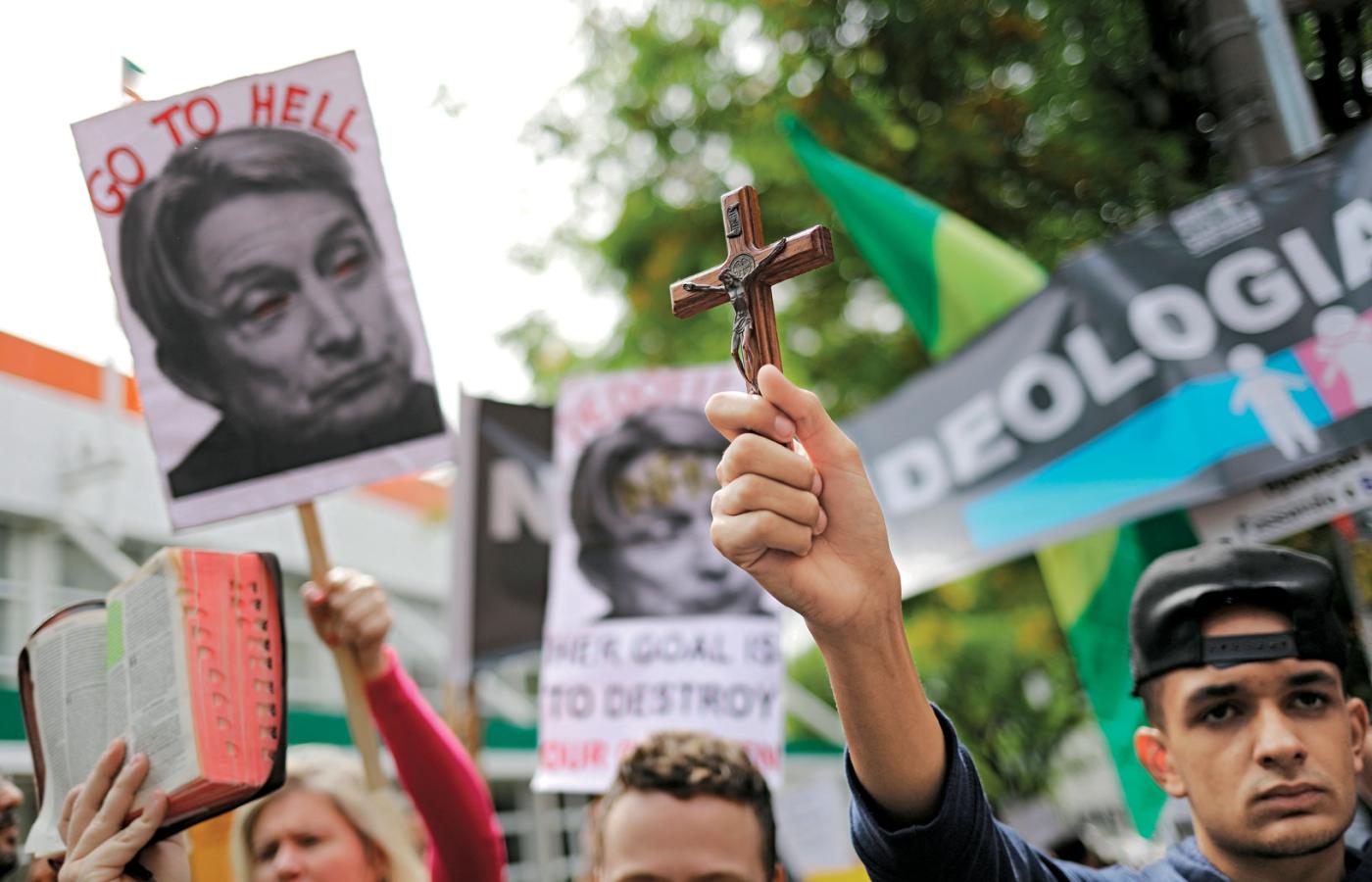 W São Paulo, jak w Polsce, na ulice wylegli przeciwnicy „ideologii gender”. Pod znakiem krzyża palą kukły i każą „Iść do piekła” amerykańskiej filozofce Judith Butler, która przyjechała z wykładami.