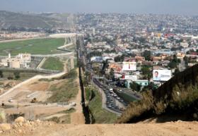 Granica USA - Meksyk. Po lewej okolice San Diego, po prawej miasto Tijuana.