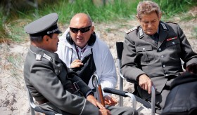 Na planie „Stawki większej niż śmierć”. Od lewej: Emil Karewicz (Herman Brunner), reżyser Patryk Vega i Stanisław Mikulski (Hans Kloss)