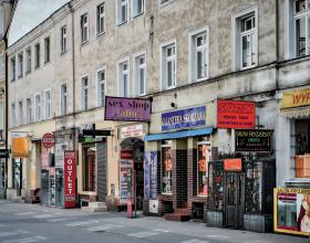 Poznański deptak na ulicy Półwiejskiej; najwyraźniej większość Polaków nie potrzebuje wspólnej przestrzeni.