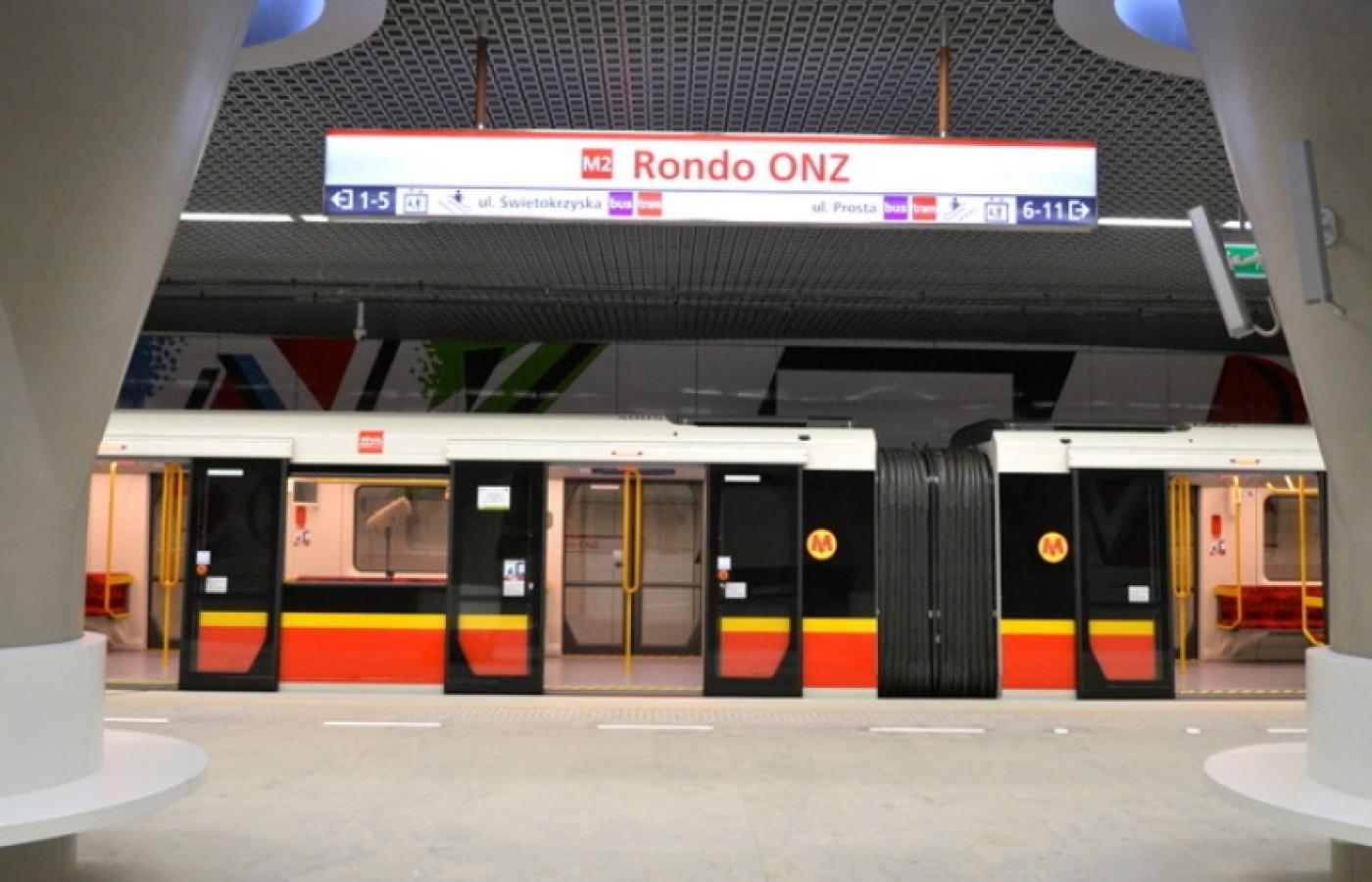 Stacja metra Rondo ONZ na drugiej linii warszawskiego metra.