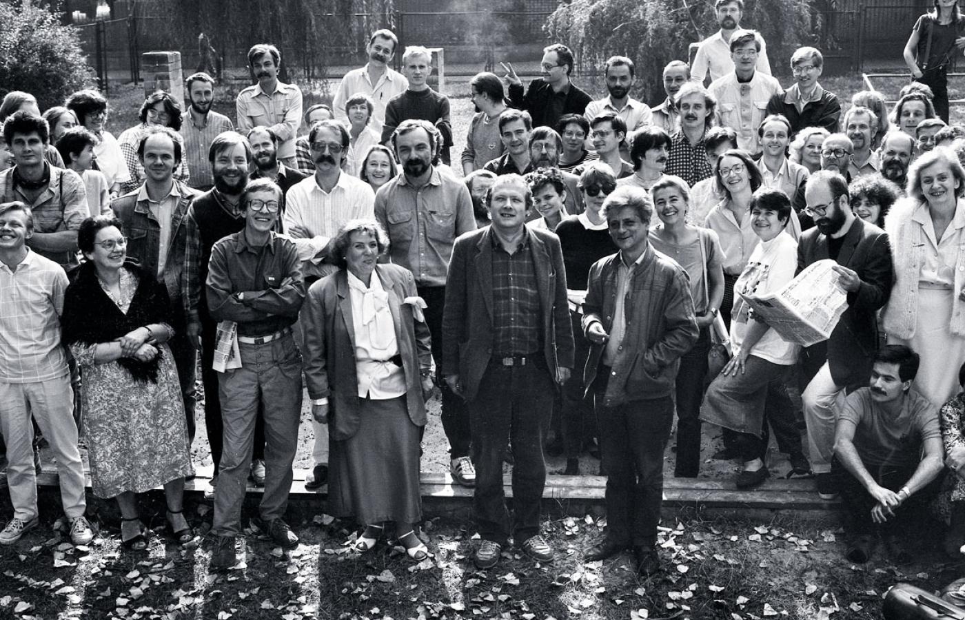 Pierwszy zespół „Gazety Wyborczej” w redakcyjnym ogródku przy ul. Iwickiej, 1989 r.