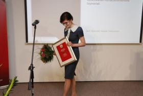 W kategorii wydawnictwa źródłowe zwycięża Karolina Szymaniak za opracowanie i tłumaczenie „Pism z getta warszawskiego” Racheli Auerbach (Żydowski Instytut Historyczny, Warszawa 2015).