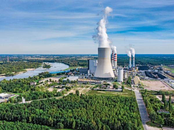Widok na elektrownię Kozienice nad Wisłą