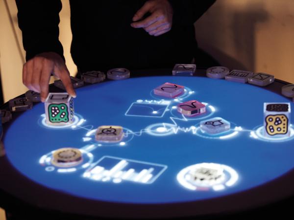 Reactable pozwala manipulować dźwiękiem poprzez dotyk.