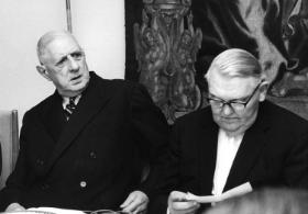 De Gaulle zawarł z RFN traktat elizejski, ale blokował rozwój EWG, dążył do uniezależnienia Europy Zachodniej od USA i, co najważniejsze, odpychał Wielką Brytanię od integracji. Liczył, że odwróci bieg dziejów. Na zdjęciu prezydent de Gaulle i kanclerz Niemiec Ludwig Erhard.