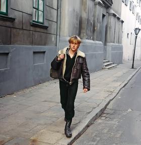 Janek, bohater „Opowieści Harleya”, przy piotrkowskim areszcie.