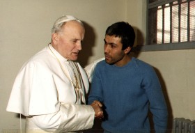 Spotkanie papieża z Alim Agcą w rzymskim więzieniu w 1983 r.