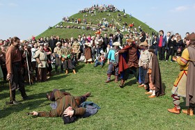 Ponownie Kraków, kopiec zwany imieniem Kraka. Pod nim każdego pierwszego dnia wiosny odbywa się festyn nawiązujący do obchodów pogańskiego święta – Rękawka.