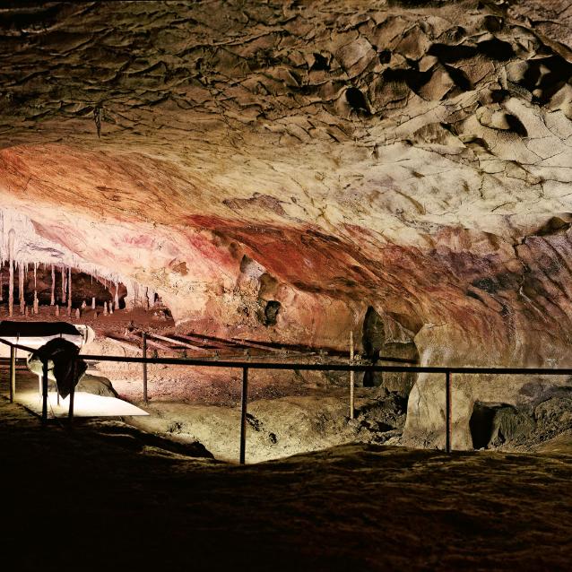 Jaskinia Tito Bustillo w północnej Hiszpanii: jeśli uderzyć w stalaktyt patykiem, odpowie czystym, długim dźwiękiem.