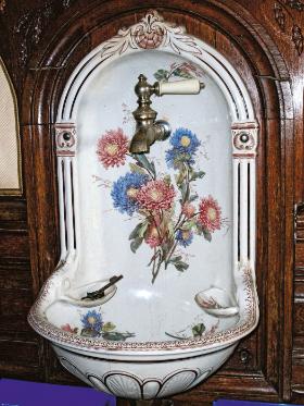 Porcelanowa umywalka z budynku ratusza Montbron (Francja).