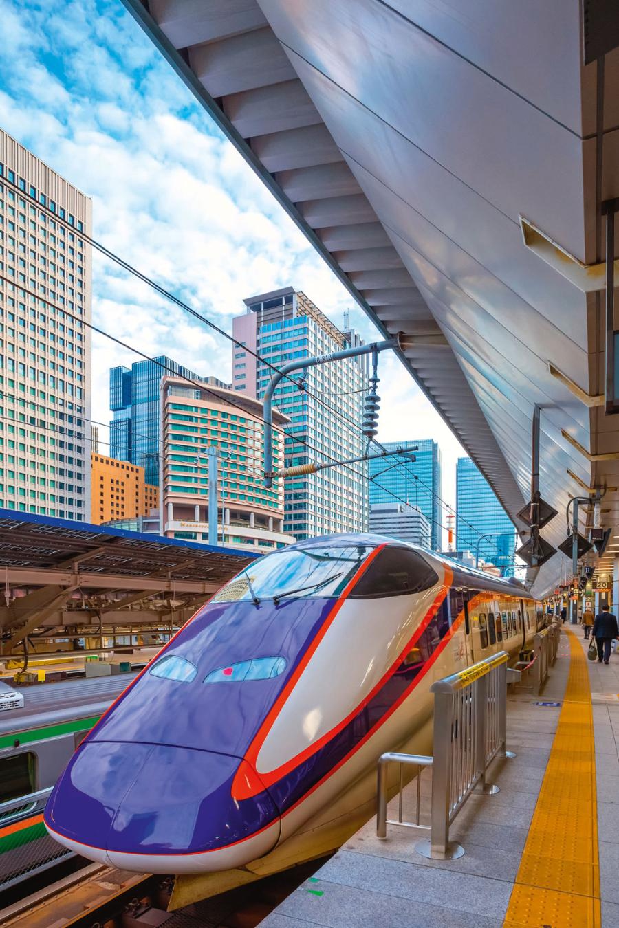 Japoński ­pociąg Shinkansen w Tokio.