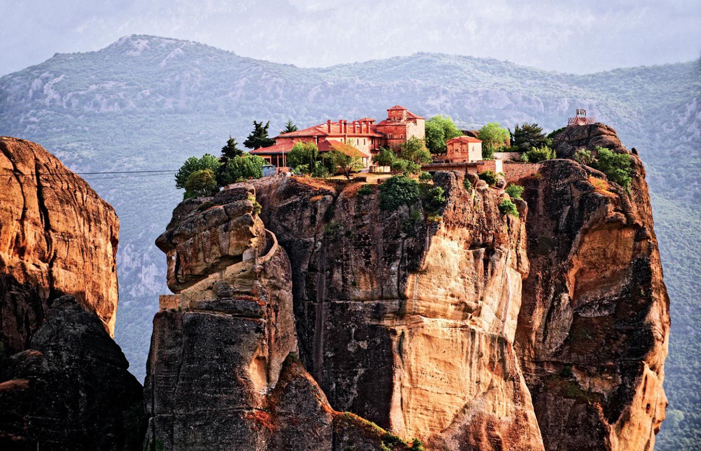 Meteory, grecki masyw skał z kompleksem klasztorów na szczytach.
