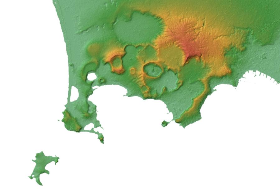 Mapa topograficzna rejonu Pól Flegrejskich. Doskonale widać liczne kratery wtórnych wulkanów tworzących północną krawędź superwulkanu, którego pozostała część znajduje się pod wodami Zatoki Neapolitańskiej.
