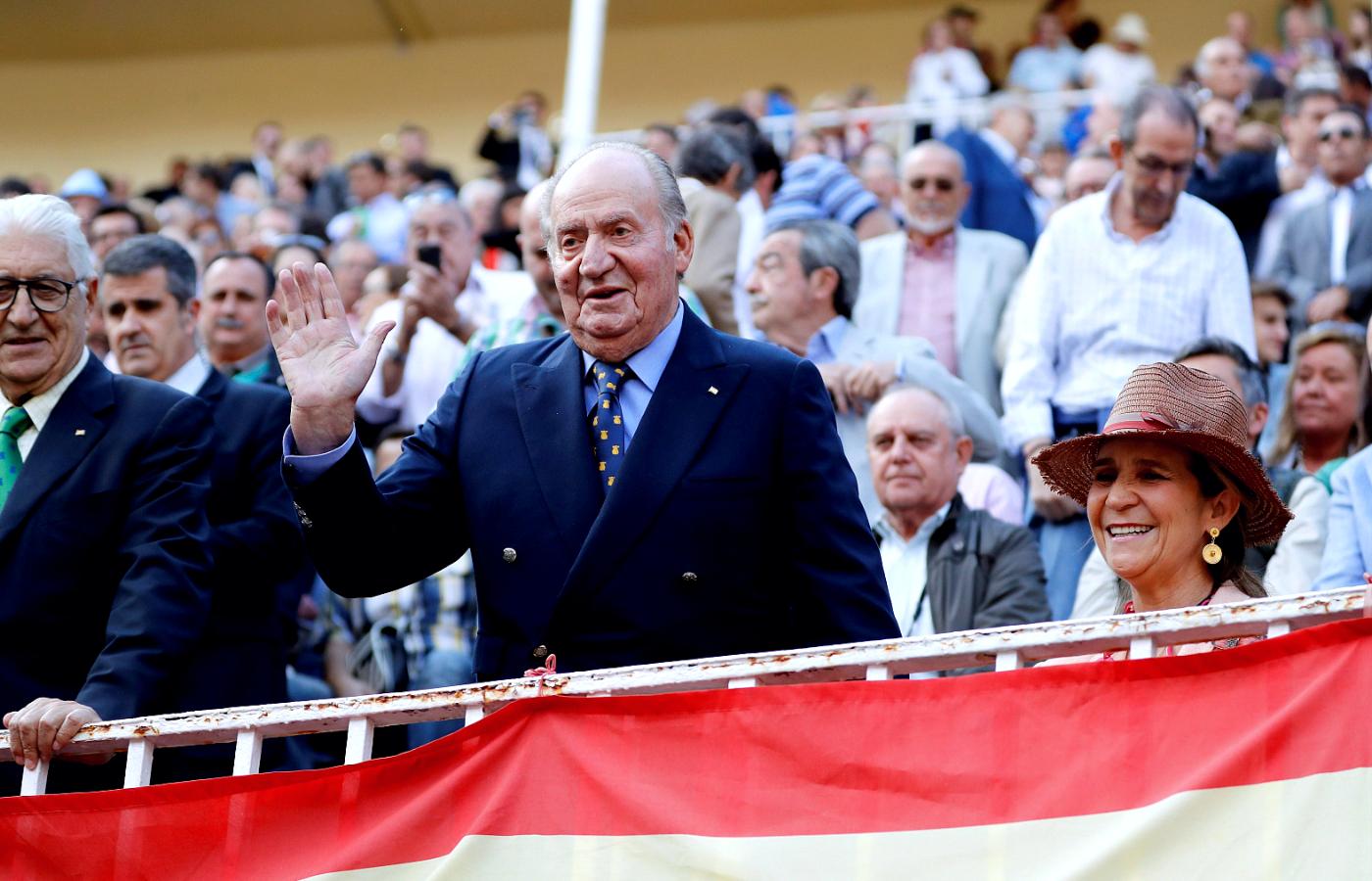 W centrum Juan Carlos, król emeryt Hiszpanii