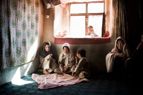 Rodzina Husseina w trakcie posiłku. Jedzą tylko chleb. Nie stać ich nawet na herbatę. Dzień wcześniej Hussein wyruszył z chorym synem do kliniki i jeszcze nie powrócili. Wieś Razy jest najbiedniejsza w dystrykcie. Zimą odcina ją śnieg. Razy, 2009