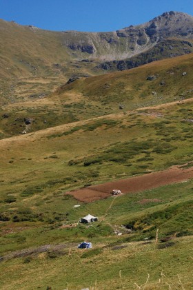 Gorańcy żyją z gór, wciąż spotkać można tradycyjne szałasy pasterskie i zbieraczy borówek.