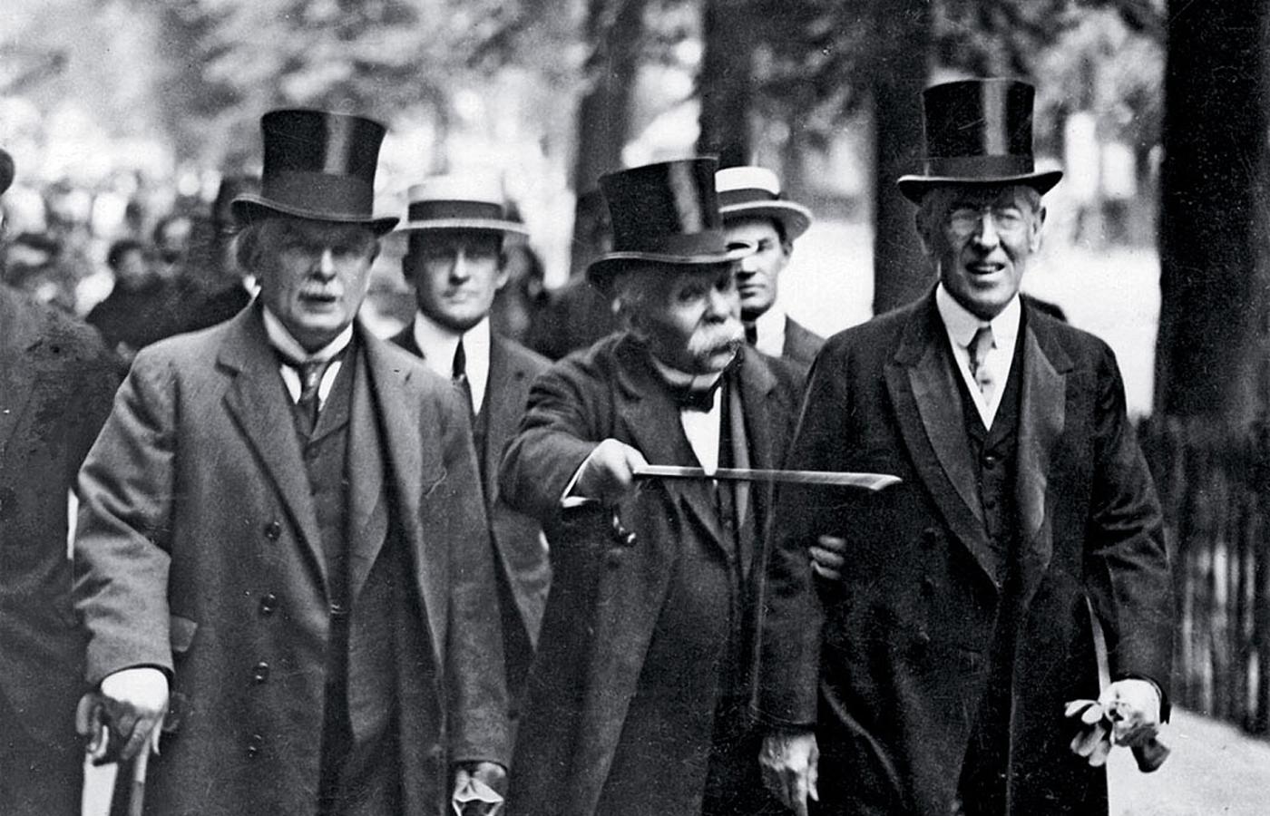 Wielka trójka w drodze do pałacu w Wersalu. Od lewej: premier Wielkiej Brytanii David Lloyd George, premier Francji Georges Clemenceau i prezydent Stanów Zjednoczonych Woodrow Wilson.