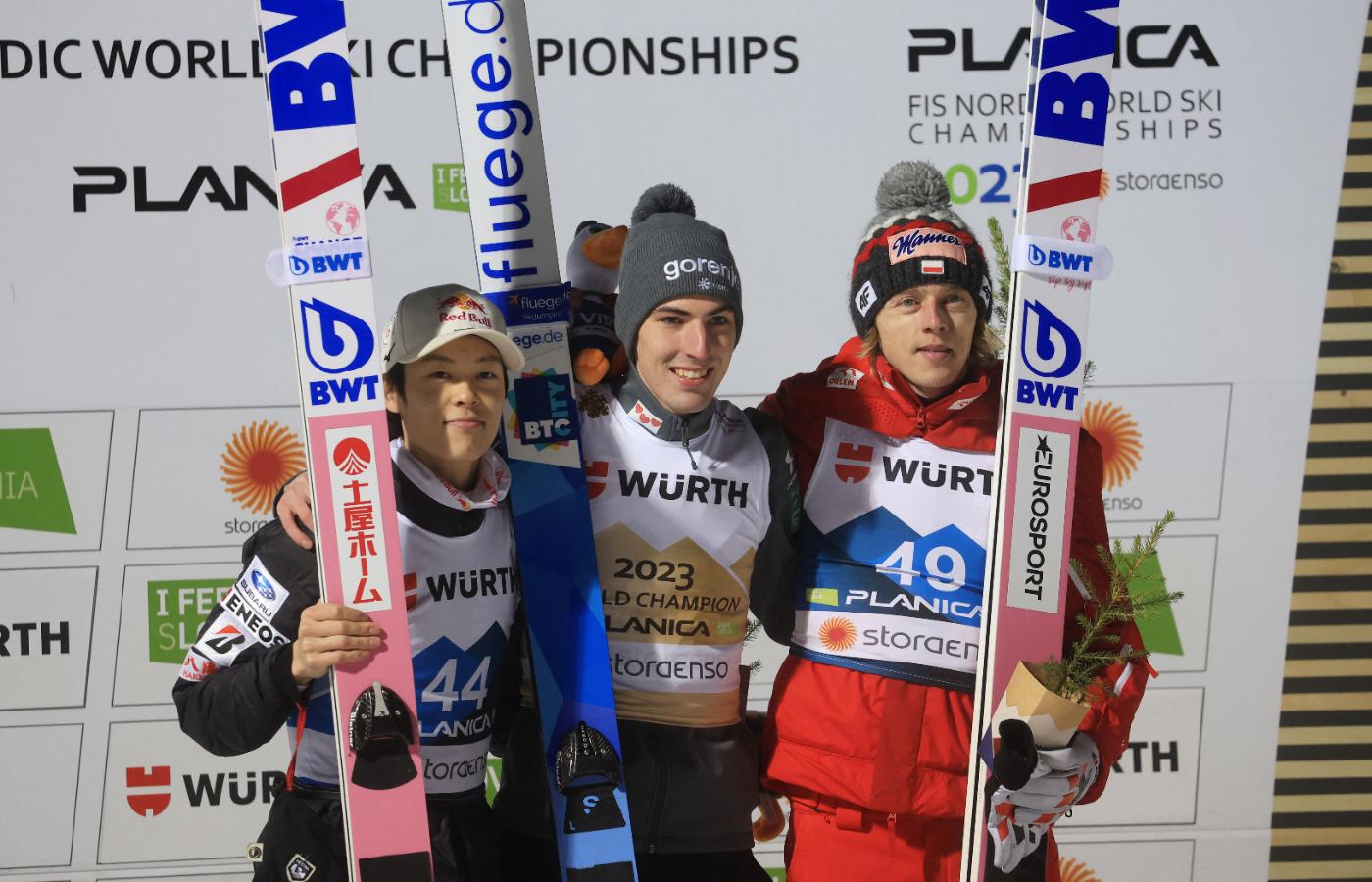 Dawid Kubacki brązowym medalistą mistrzostw świata w skokach narciarskich w Planicy. 3 marca 2023 r.