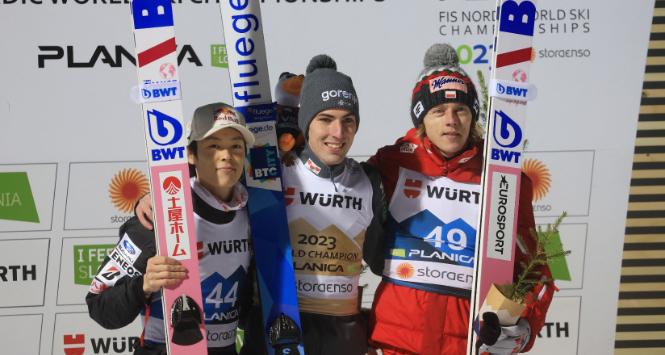 Dawid Kubacki brązowym medalistą mistrzostw świata w skokach narciarskich w Planicy. 3 marca 2023 r.